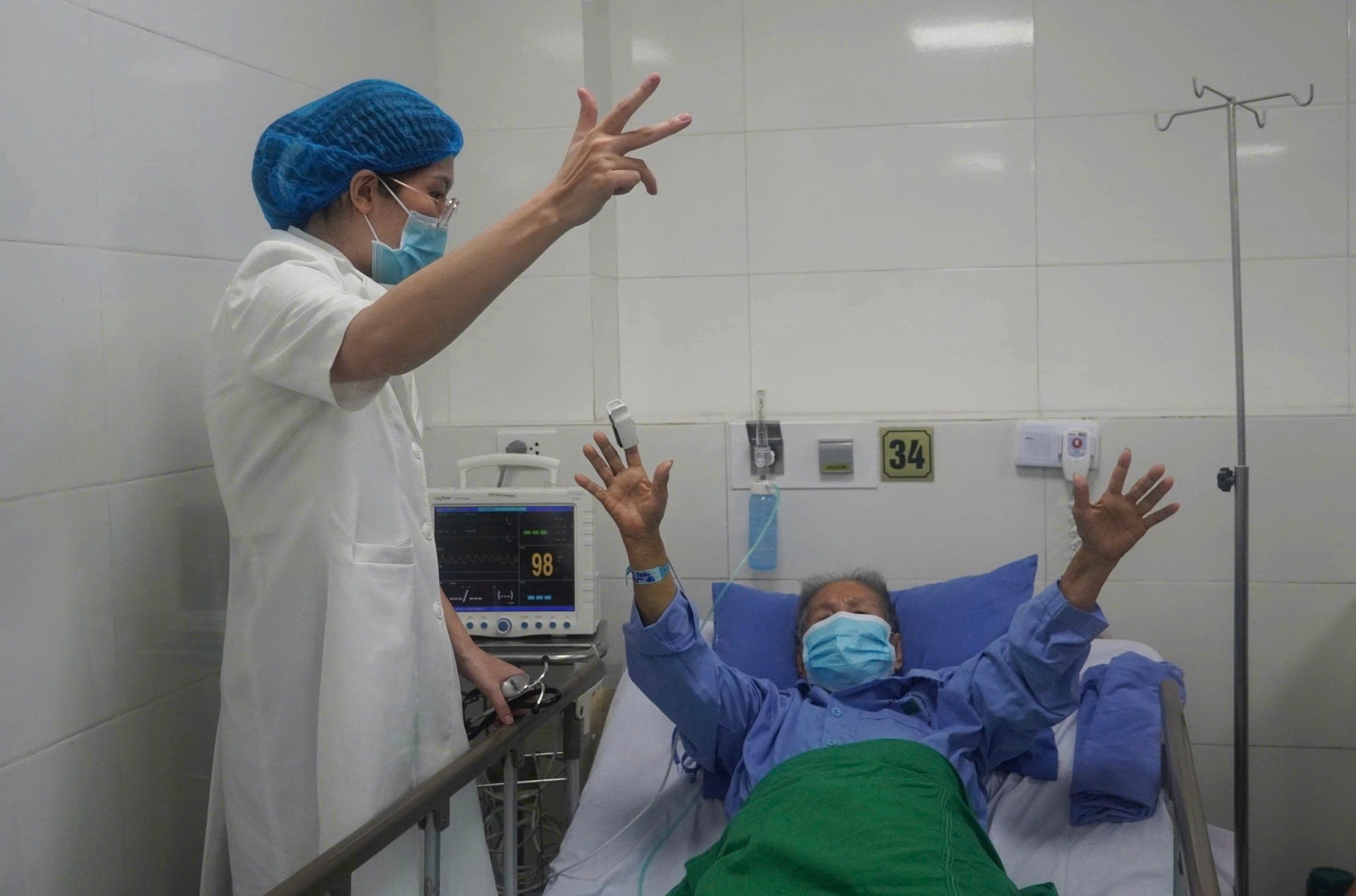 Can thiệp thành công phình mạch não cho bệnh nhân 90 tuổi