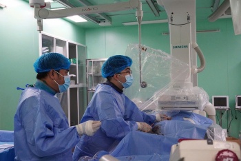 can thiep thanh cong phinh mach nao cho benh nhan 90 tuoi