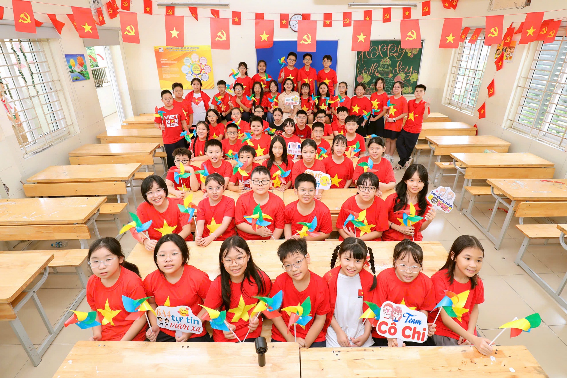 Cô trò Trường Trung học cơ sở Dịch Vọng, Hà Nội) tưng bừng hướng về đại lễ 80 năm Quốc khánh và 80 năm ngành giáo dục. 