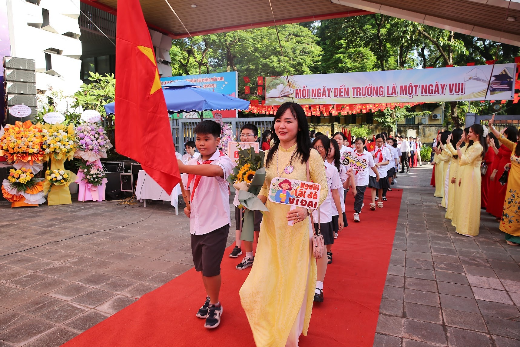 Các em học sinh trường THCS Chu Văn An (Hà Nội) hân hoan trong lễ khai giảng - Ảnh: VGP Các em học sinh trường THCS Chu Văn An (Hà Nội) hân hoan trong lễ khai giảng - Ảnh: VGP