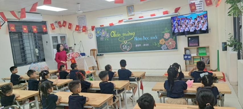 Các em học sinh Trường tiểu học Láng Thượng (Hà Nội) dự khai giảng trực tuyến - Ảnh: VGP Các em học sinh Trường tiểu học Láng Thượng (Hà Nội) dự khai giảng trực tuyến - Ảnh: VGP