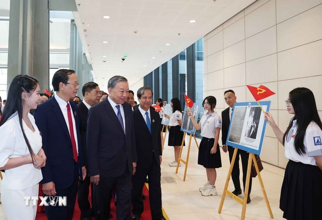  Tổng Bí thư Tô Lâm tham quan triển lãm ảnh của ngành Giáo dục. (Ảnh: TTXVN)