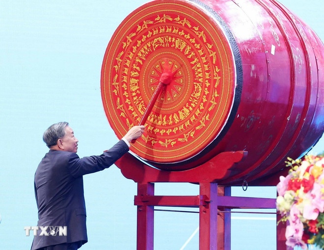  Tổng Bí thư Tô Lâm đánh trống khai giảng năm học 2025-2026. (Ảnh: TTXVN)