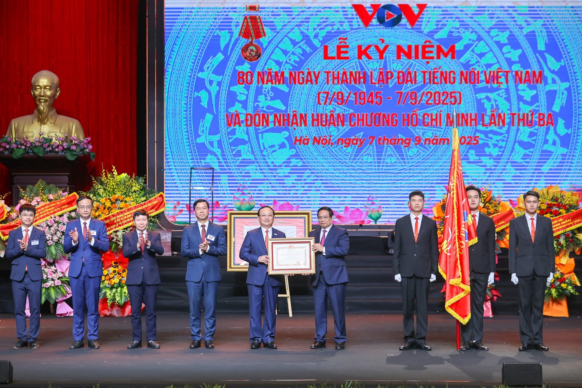   Thay mặt lãnh đạo Đảng, Nhà nước, Thủ tướng Phạm Minh Chính trao Huân chương Hồ Chí Minh (lần thứ ba) tặng Đài Tiếng nói Việt Nam - Ảnh: VGP