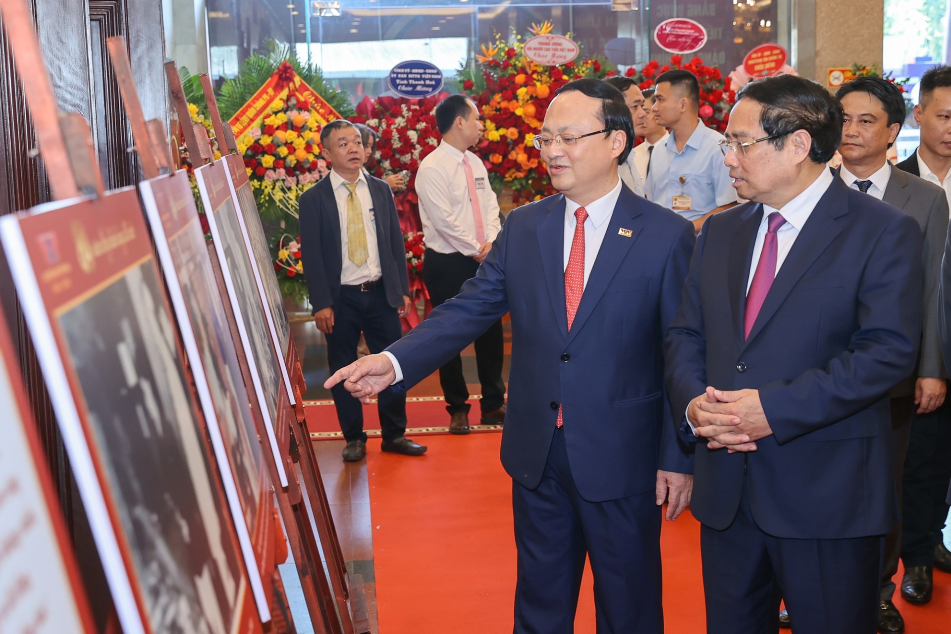   Thủ tướng Phạm Minh Chính tham quan triển lãm ảnh về quá trình hình thành và phát triển của Đài Tiếng nói Việt Nam - Ảnh: VGP