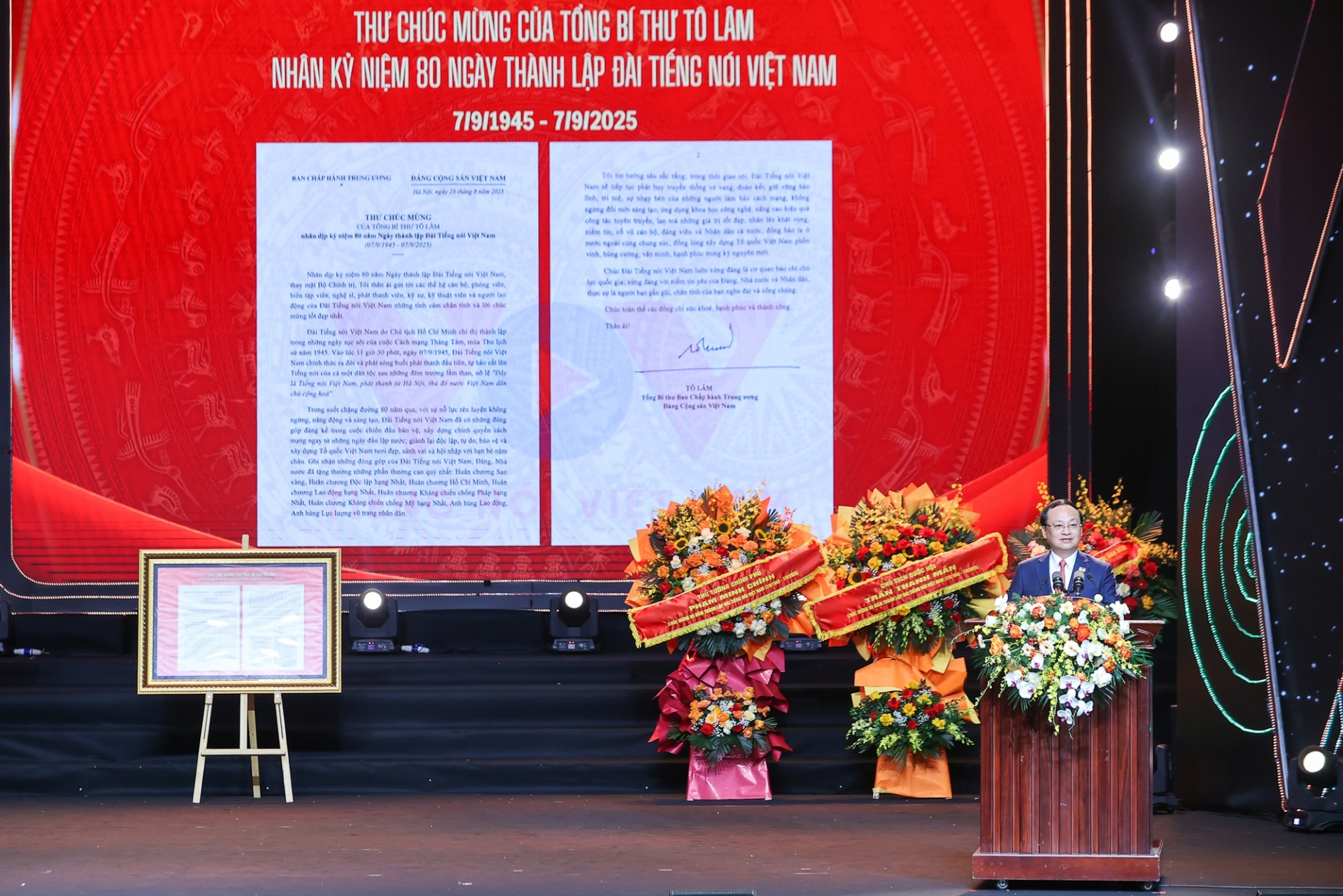   Ông Đỗ Tiến Sỹ, Tổng Giám đốc VOV đọc Thư chúc mừng của Tổng Bí thư Tô Lâm nhân dịp kỷ niệm 80 năm Ngày thành lập Đài Tiếng nói Việt Nam - Ảnh: VGP