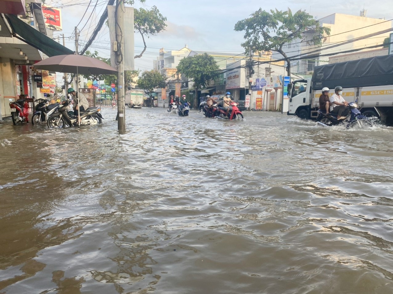 Các đô thị miền Tây lo ứng phó với lũ kết hợp triều cường