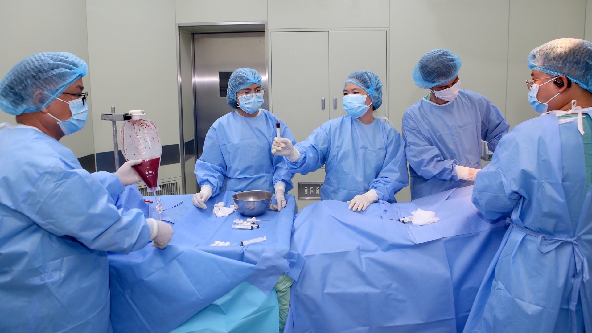 Các bác sĩ áp dụng kỹ thuật dung nạp miễn dịch tiên tiến trong ca ghép tủy này. Các bác sĩ áp dụng kỹ thuật dung nạp miễn dịch tiên tiến trong ca ghép tủy này.