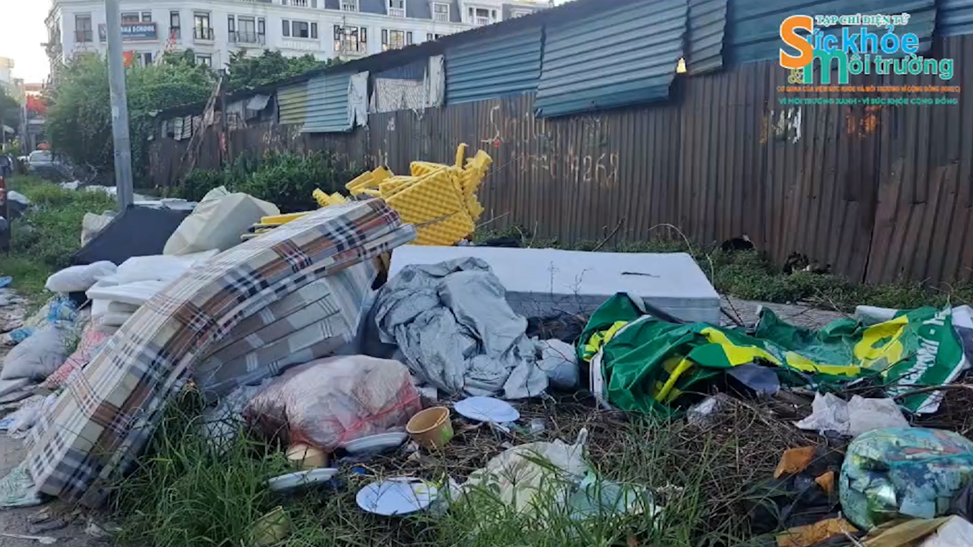 Phường Định Công: Nhà xưởng, bãi xe trái phép gây ô nhiễm và tiềm ẩn nguy cơ cháy nổ