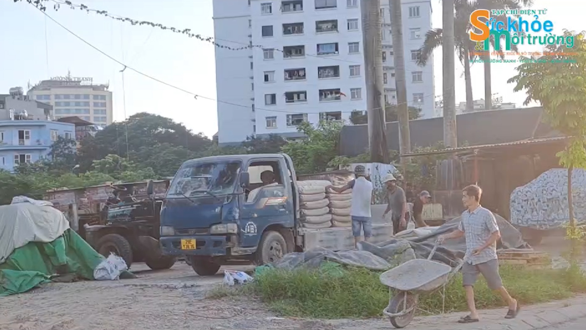 Phường Định Công: Nhà xưởng, bãi xe trái phép gây ô nhiễm và tiềm ẩn nguy cơ cháy nổ