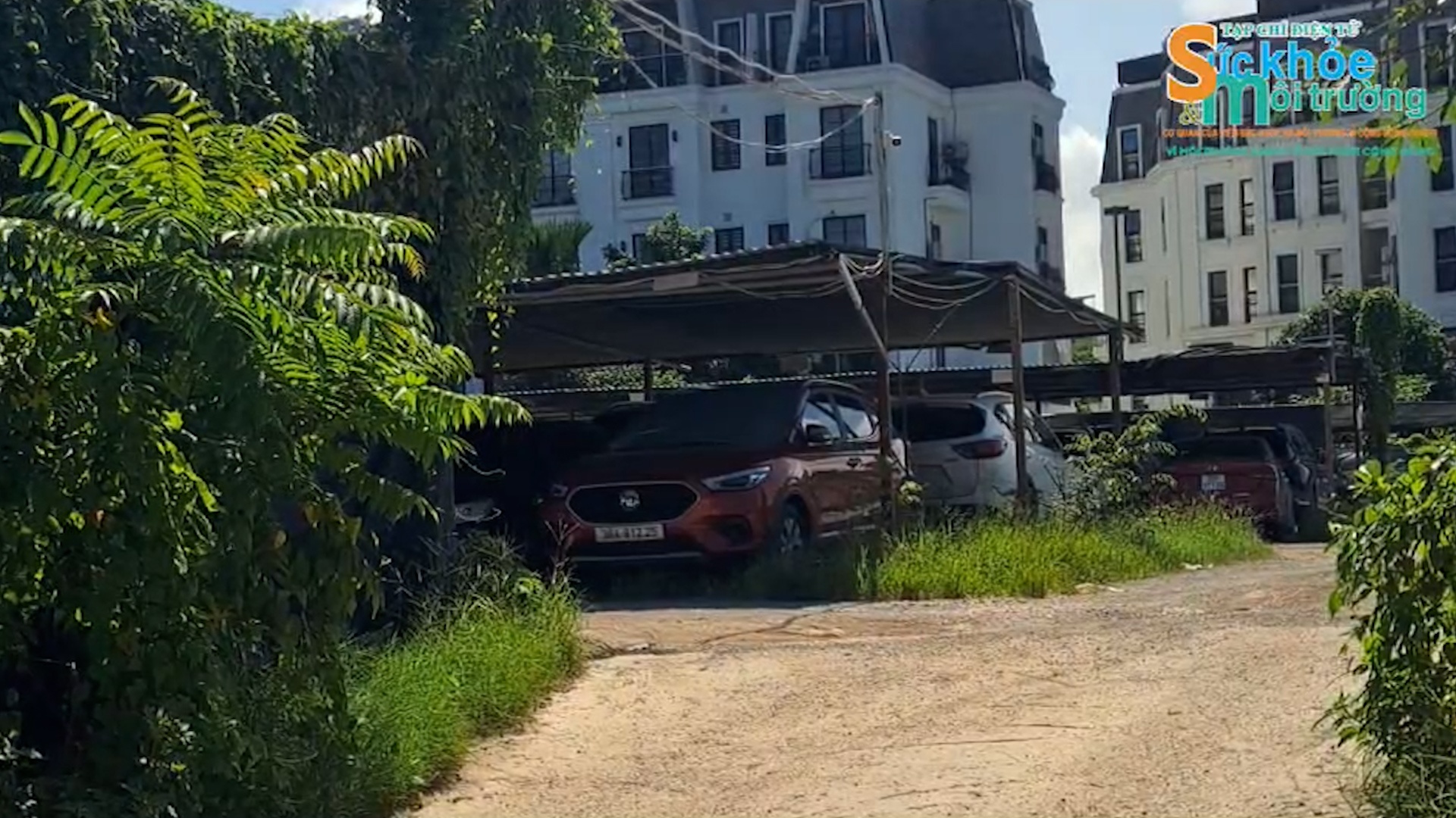 Phường Định Công: Nhà xưởng, bãi xe trái phép gây ô nhiễm và tiềm ẩn nguy cơ cháy nổ