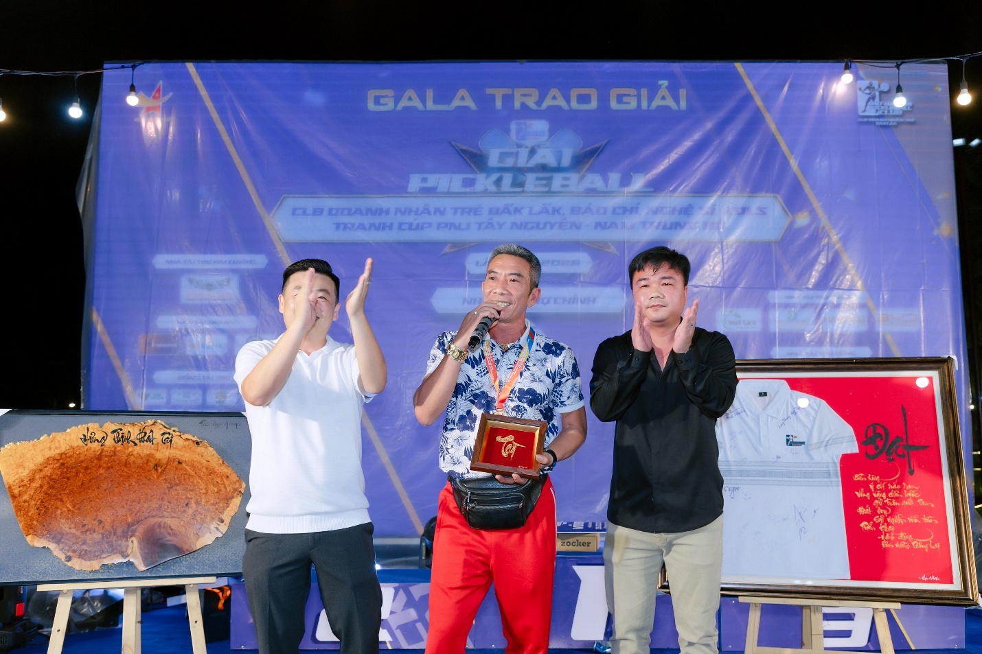 Khoảnh khắc đăng quang của khối Doanh nhân trẻ Đắk Lắk tại Gala Pickleball lần I – nơi gắn kết, lan tỏa tinh thần thể thao và doanh nhân. Khoảnh khắc đăng quang của khối Doanh nhân trẻ Đắk Lắk tại Gala Pickleball lần I – nơi gắn kết, lan tỏa tinh thần thể thao và doanh nhân.