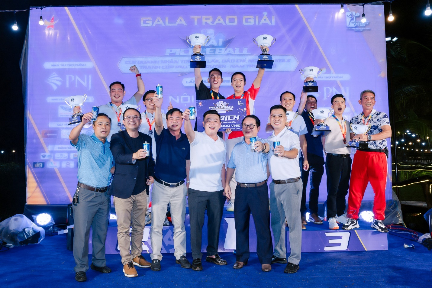 Đại diện Ban Tổ chức cùng các mạnh thường quân chụp ảnh lưu niệm, bên chiếc áo thi đấu có chữ ký được đấu giá gây quỹ, góp phần hỗ trợ học sinh nghèo và lan tỏa tinh thần nhân ái. Đại diện Ban Tổ chức cùng các mạnh thường quân chụp ảnh lưu niệm, bên chiếc áo thi đấu có chữ ký được đấu giá gây quỹ, góp phần hỗ trợ học sinh nghèo và lan tỏa tinh thần nhân ái.