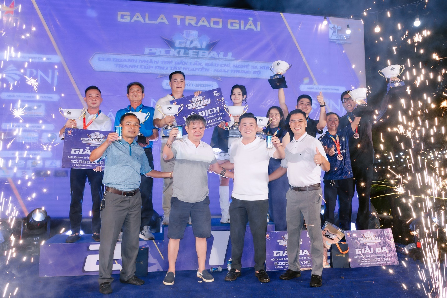 Các vận động viên khối Báo chí – Nghệ sĩ – KOLs rạng rỡ trong khoảnh khắc đăng quang tại Gala trao giải Pickleball lần thứ I – sự kiện để lại nhiều dấu ấn gắn kết và lan tỏa.” Các vận động viên khối Báo chí – Nghệ sĩ – KOLs rạng rỡ trong khoảnh khắc đăng quang tại Gala trao giải Pickleball lần thứ I – sự kiện để lại nhiều dấu ấn gắn kết và lan tỏa.”