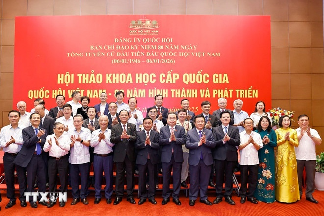   Chủ tịch Quốc hội Trần Thanh Mẫn với đại biểu. (Ảnh: TTXVN)