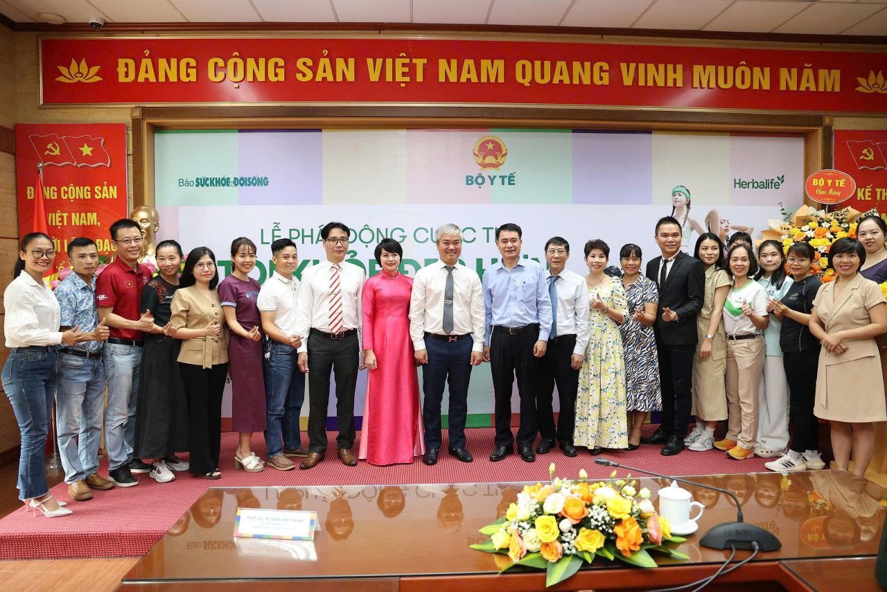 Ban Tổ chức & các thành viên Herbalife Việt Nam tại Lễ phát động “Tôi khỏe đẹp hơn 2025” Ban Tổ chức & các thành viên Herbalife Việt Nam tại Lễ phát động “Tôi khỏe đẹp hơn 2025”