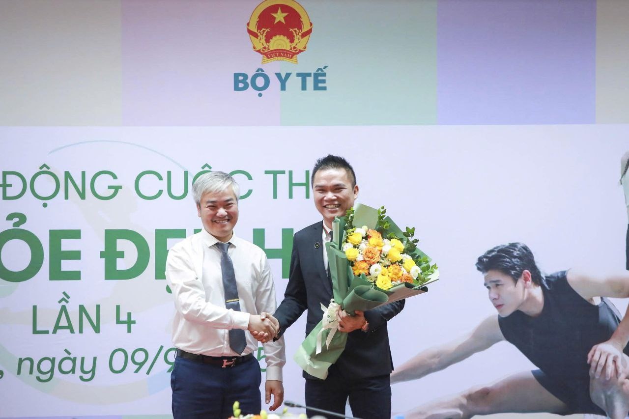 Ông Nguyễn Thành Đạt - Đại diện Herbalife Việt Nam nhận hoa từ Nhà báo Trần Tuấn Linh – Ban Tô chức Tôi khỏe đẹp hơn 2025 Ông Nguyễn Thành Đạt - Đại diện Herbalife Việt Nam nhận hoa từ Nhà báo Trần Tuấn Linh – Ban Tô chức Tôi khỏe đẹp hơn 2025