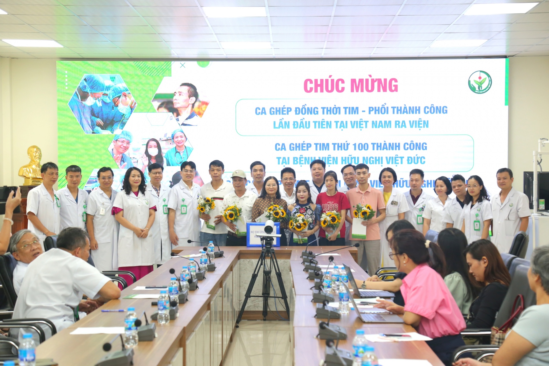   Các bác sĩ chụp ảnh kỷ niệm cùng một số bệnh nhân được ghép tạng - Ảnh: VGP