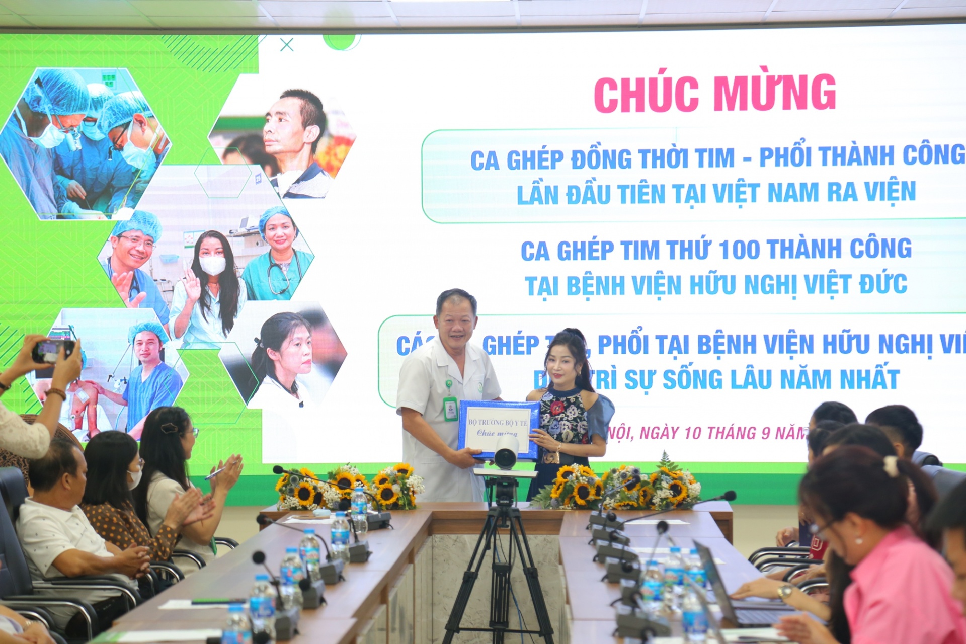 TS Dương Đức Hùng trao quà của Bộ trưởng Đào Hồng Lan tặng bệnh nhân được ghép đồng thời tim phổi thành công - Ảnh: VGP