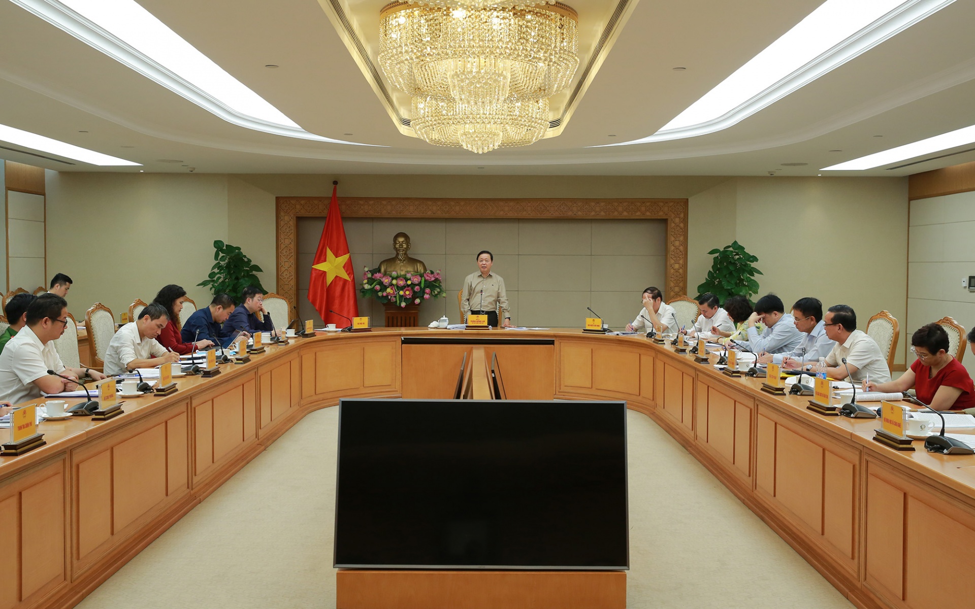 Phó Thủ tướng lưu ý vấn đề xử lý ô nhiễm liên tỉnh và xuyên biên giới, và yêu cầu lập danh sách nguồn ô nhiễm, xây dựng lộ trình chuyển đổi công nghệ, áp dụng quy chuẩn môi trường - Ảnh: VGP Phó Thủ tướng lưu ý vấn đề xử lý ô nhiễm liên tỉnh và xuyên biên giới, và yêu cầu lập danh sách nguồn ô nhiễm, xây dựng lộ trình chuyển đổi công nghệ, áp dụng quy chuẩn môi trường - Ảnh: VGP