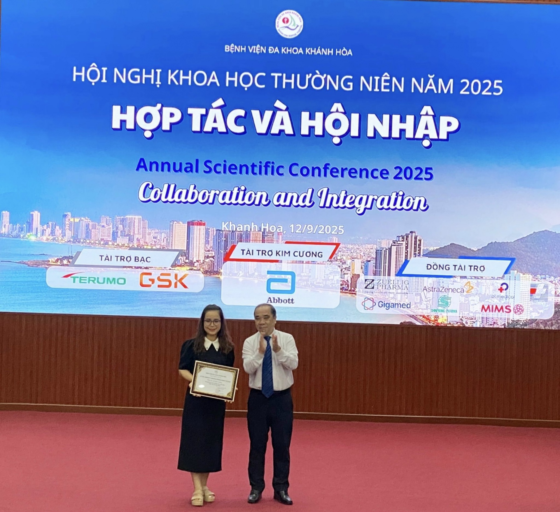 Giám đốc BVĐK Khánh Hoà Phan Hữu Chính trao giấy chứng nhận cho nhà tài trợ Kim cương.