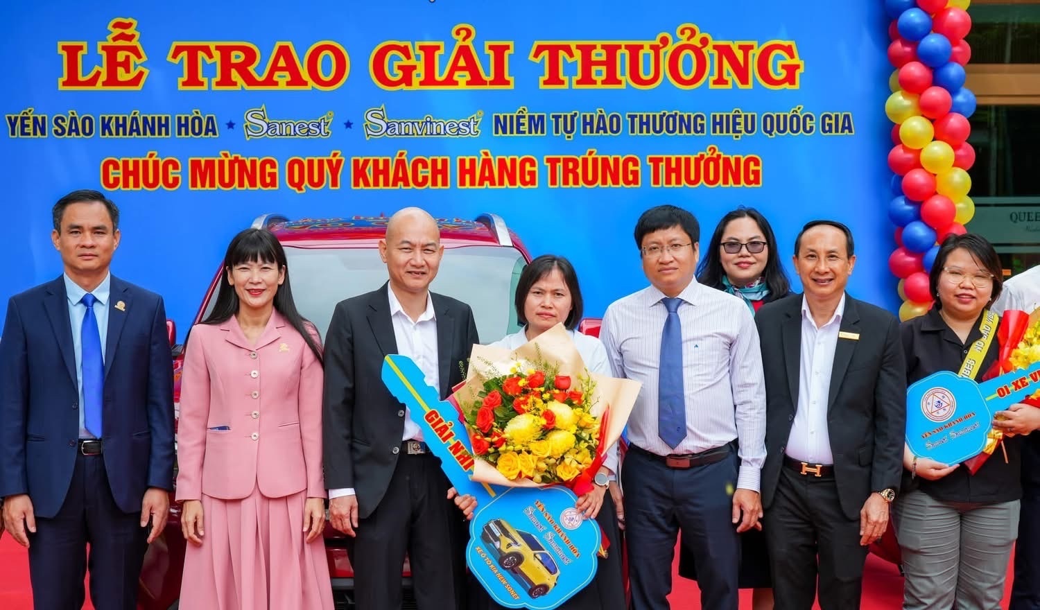 Bà Trịnh Thị Hồng Vân - Chủ tịch HĐTV Công ty Yến sào Khánh Hòa trao thưởng cho 2 khách hàng may mắn tại TP. Hồ Chí Minh. Bà Trịnh Thị Hồng Vân - Chủ tịch HĐTV Công ty Yến sào Khánh Hòa trao thưởng cho 2 khách hàng may mắn tại TP. Hồ Chí Minh.