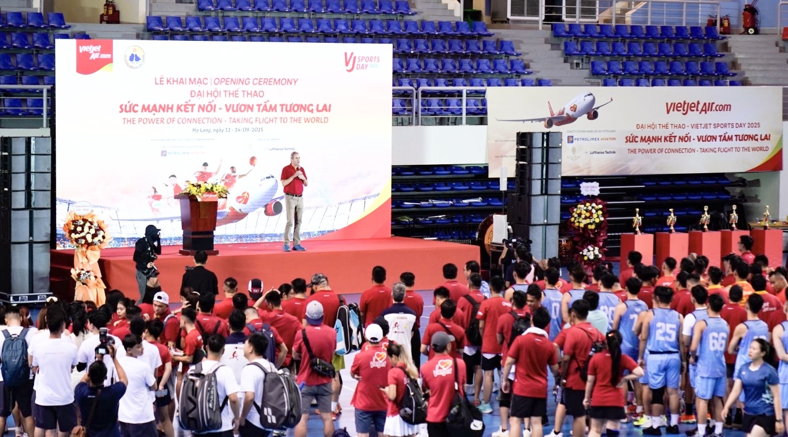 Gần 600 “chiến binh bầu trời” Vietjet tranh tài thể thao và hành động vì môi trường biển