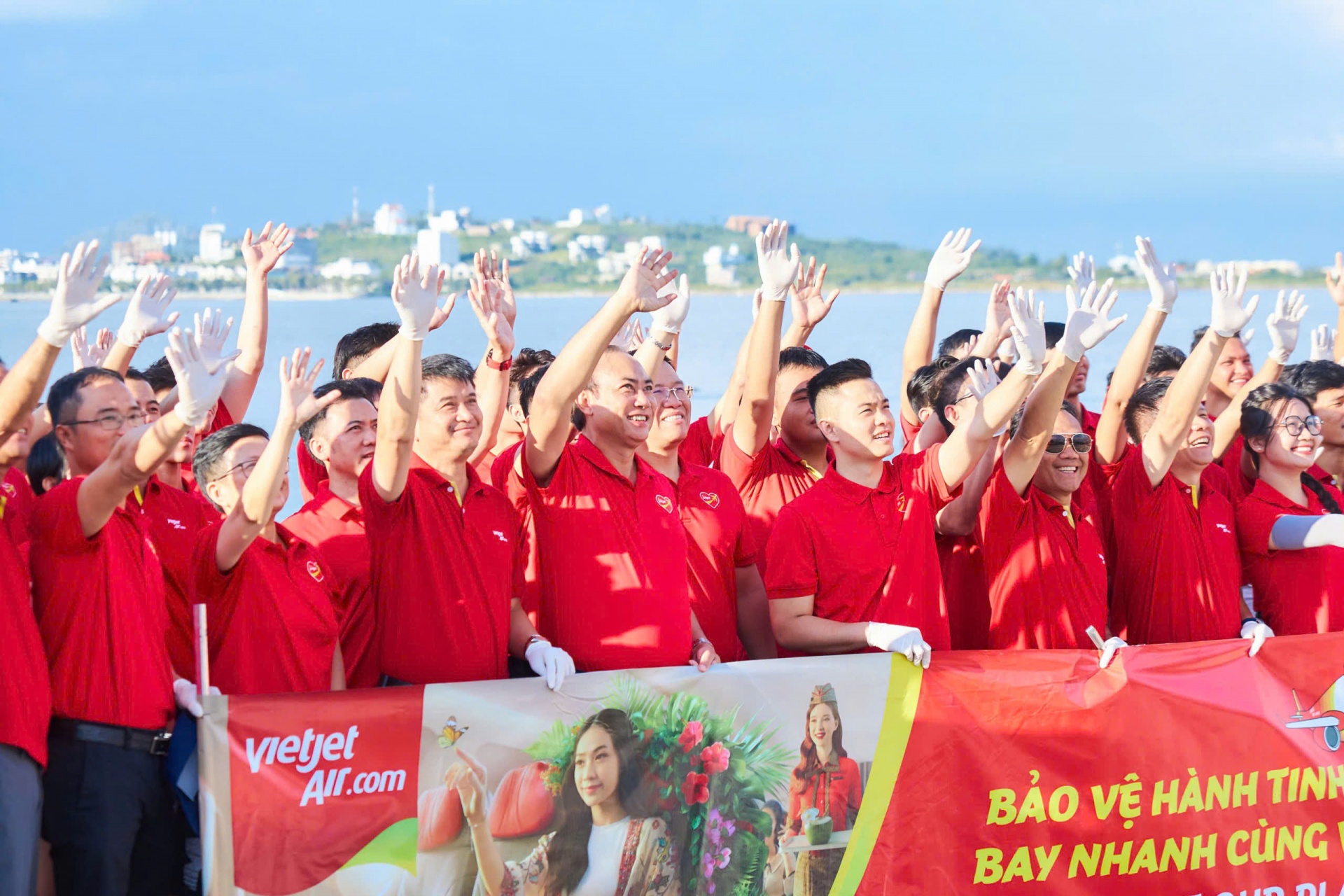 Gần 600 “chiến binh” Vietjet đồng loạt ra quân làm sạch biển Hạ Long