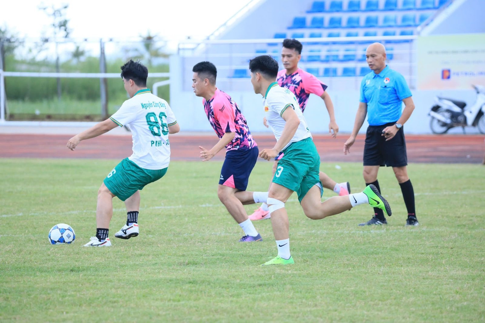 Gần 600 “chiến binh bầu trời” Vietjet tranh tài thể thao và hành động vì môi trường biển