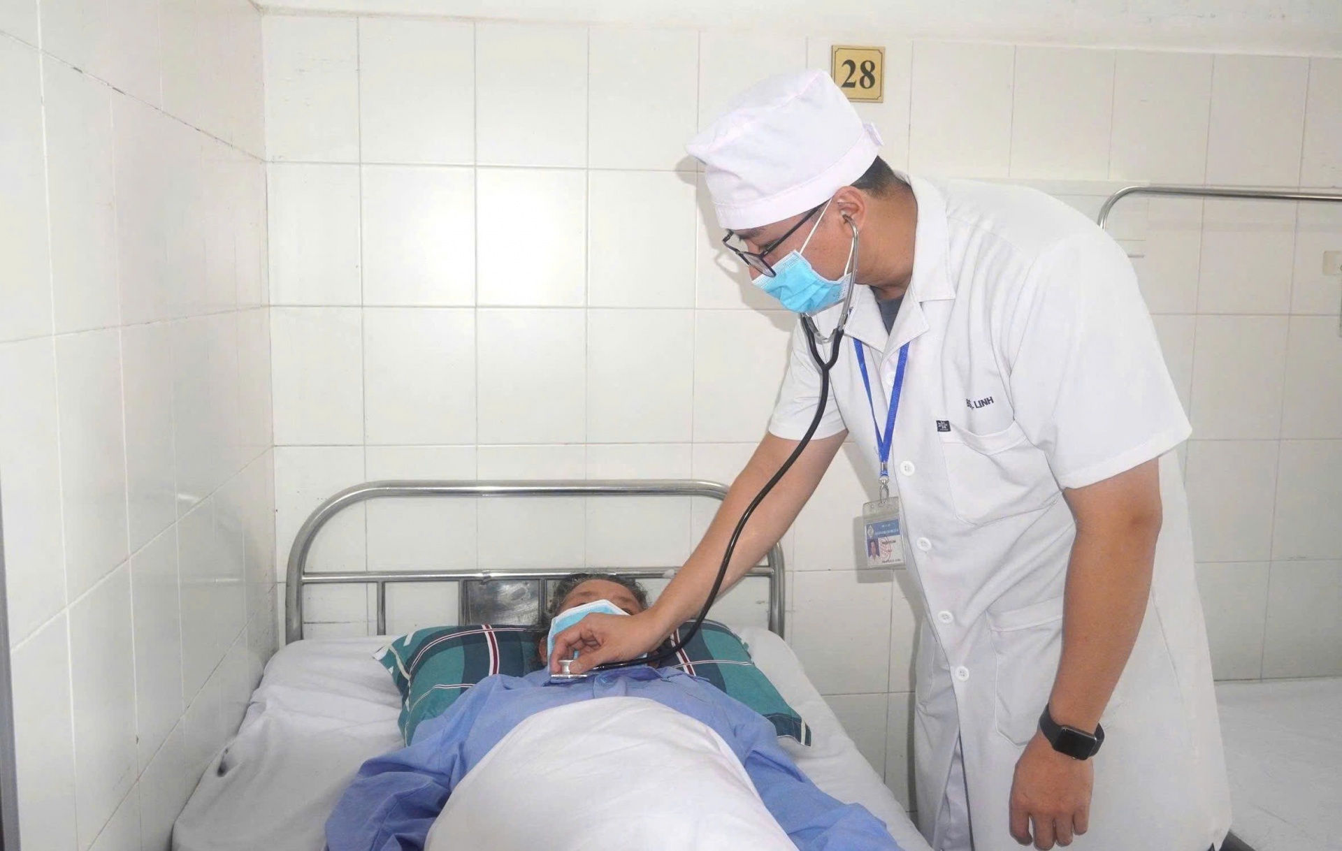 Áp dụng kỹ thuật Hybrid ECMO (VV-AV ECMO) cứu sống bệnh nhân sốc nhiễm trùng, viêm phổi suy hô hấp cấp tiến triển