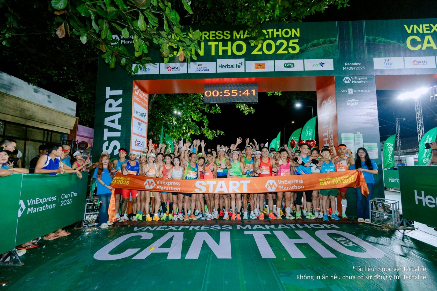 Các VĐV chuẩn bị xuất phát tại Vnexpress Marathon Cần Thơ 2025 Các VĐV chuẩn bị xuất phát tại Vnexpress Marathon Cần Thơ 2025