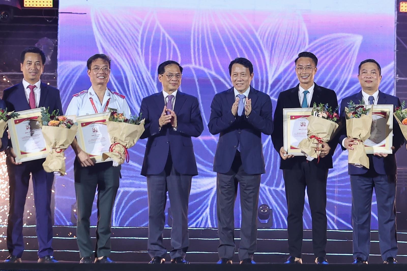 Văn phòng Chính phủ là một trong những đơn vị nhận giải “Không gian trưng bày tiêu biểu”. Tổng Giám đốc Cổng Thông tin điện tử Chính phủ đã thay mặt Văn phòng Chính phủ nhận giải này - Ảnh VGP Văn phòng Chính phủ là một trong những đơn vị nhận giải “Không gian trưng bày tiêu biểu”. Tổng Giám đốc Cổng Thông tin điện tử Chính phủ đã thay mặt Văn phòng Chính phủ nhận giải này - Ảnh VGP