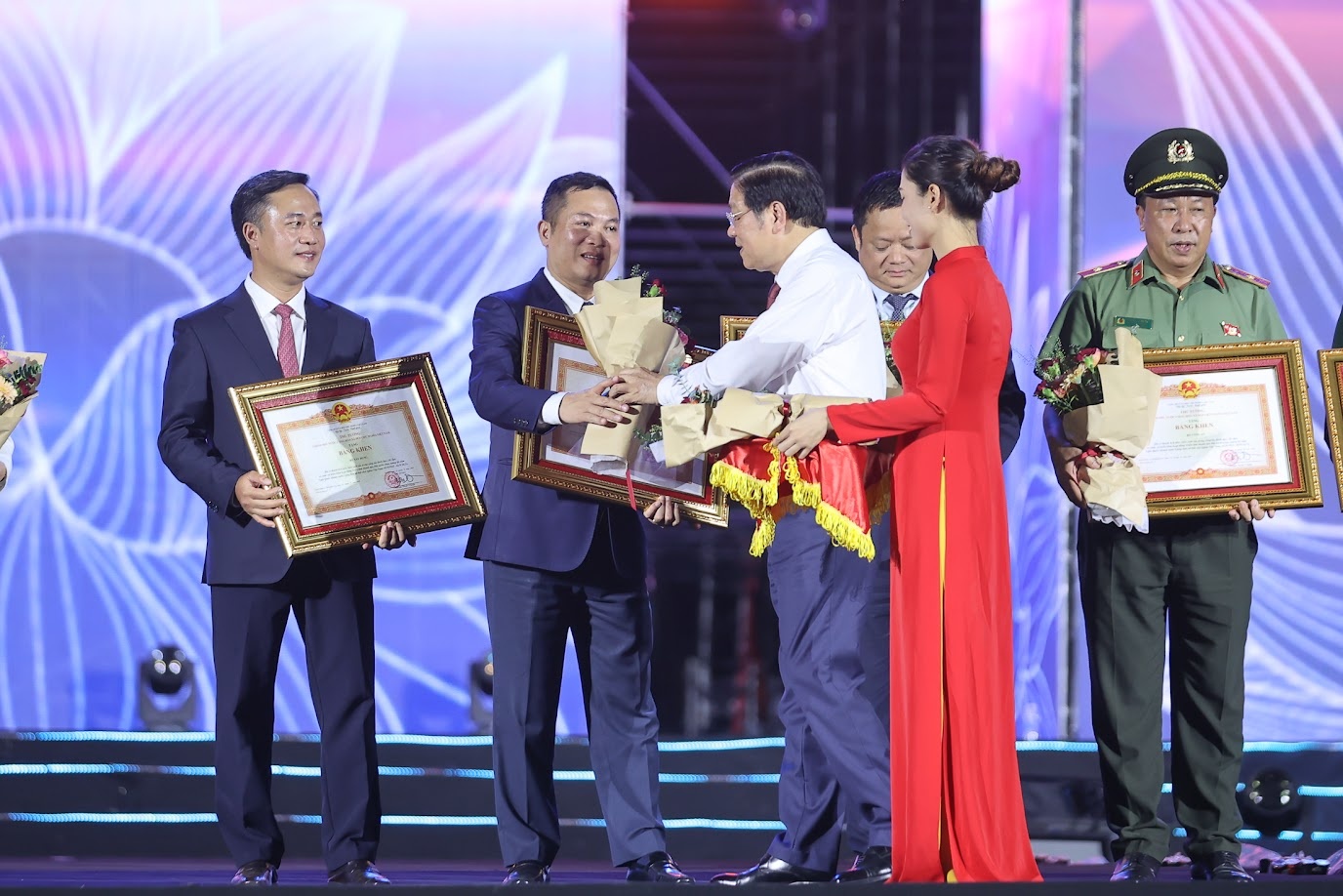 Tổng Giám đốc Cổng Thông tin điện tử Chính phủ Nguyễn Hồng Sâm thay mặt Văn phòng Chính phủ nhận Bằng khen của Thủ tướng Chính phủ - Ảnh: VGP Tổng Giám đốc Cổng Thông tin điện tử Chính phủ Nguyễn Hồng Sâm thay mặt Văn phòng Chính phủ nhận Bằng khen của Thủ tướng Chính phủ - Ảnh: VGP