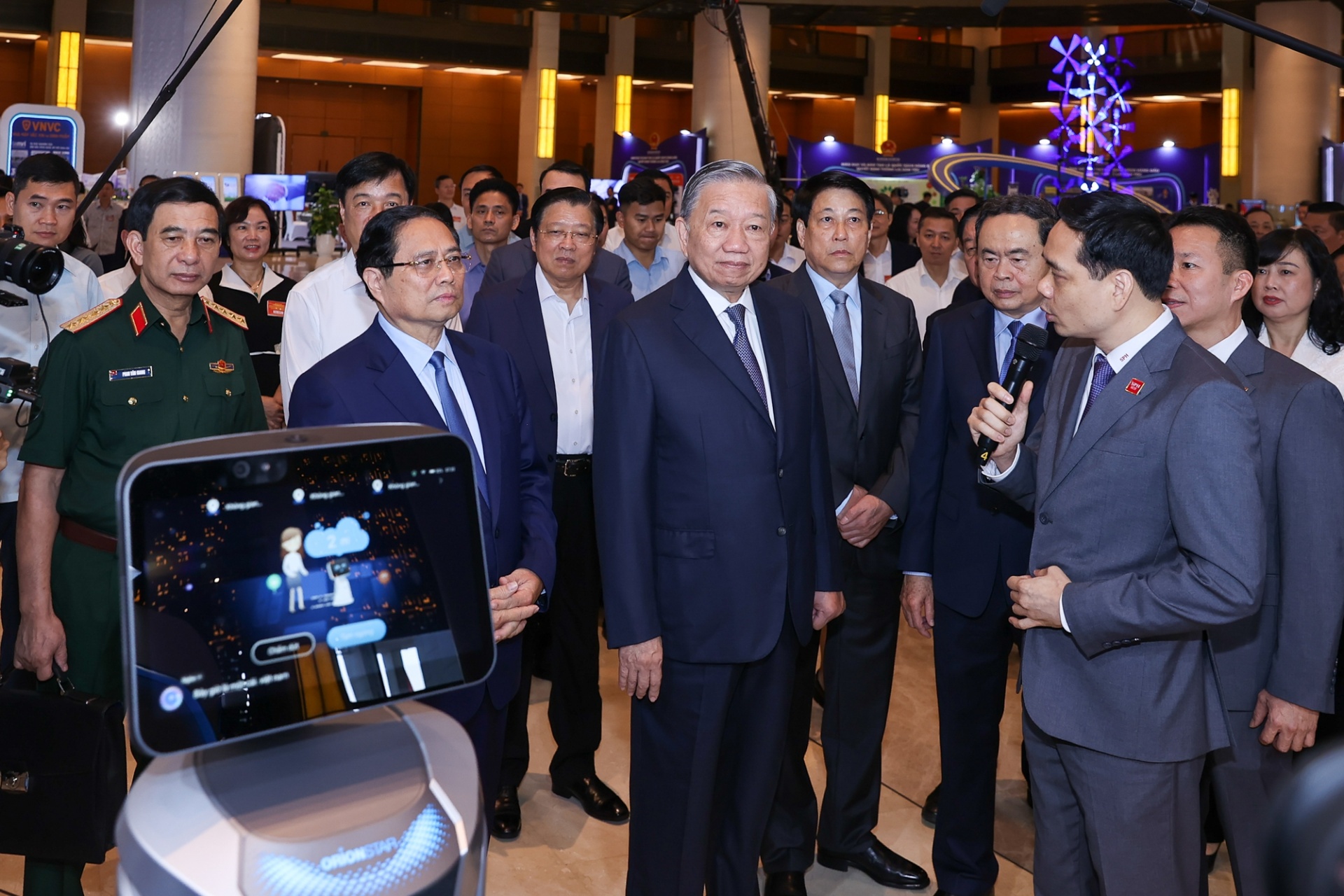 Tổng Bí thư Tô Lâm, Chủ tịch nước Lương Cường, Thủ tướng Chính phủ Phạm Minh Chính, Chủ tịch Quốc hội Trần Thanh Mẫn và các đại biểu tham quan triển lãm những thành tựu nổi bật trong hai lĩnh vực y tế và giáo dục - Ảnh: VGP Tổng Bí thư Tô Lâm, Chủ tịch nước Lương Cường, Thủ tướng Chính phủ Phạm Minh Chính, Chủ tịch Quốc hội Trần Thanh Mẫn và các đại biểu tham quan triển lãm những thành tựu nổi bật trong hai lĩnh vực y tế và giáo dục - Ảnh: VGP