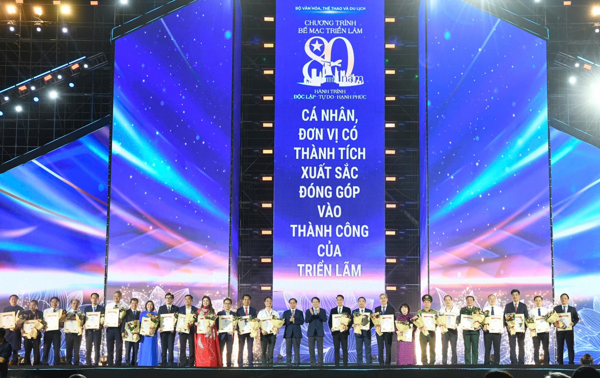 Phó Thủ tướng Bùi Thanh Sơn và Bộ trưởng Bộ Công an Lương Tam Quang trao giải “Không gian trưng bày tiêu biểu” cho các đơn vị tham gia - Ảnh VGP Phó Thủ tướng Bùi Thanh Sơn và Bộ trưởng Bộ Công an Lương Tam Quang trao giải “Không gian trưng bày tiêu biểu” cho các đơn vị tham gia - Ảnh VGP