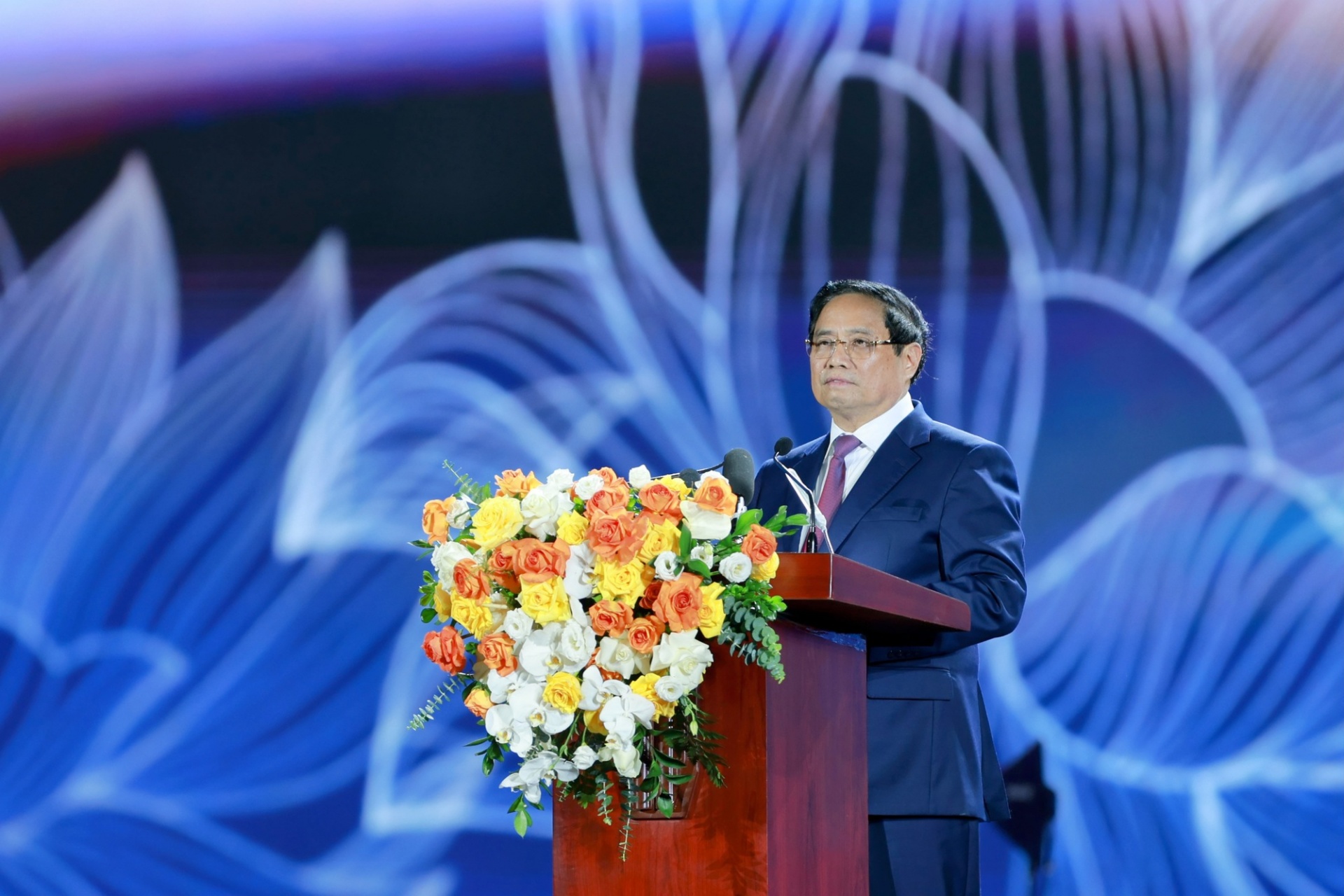 Thủ tướng nêu rõ, Triển lãm lần này đã thể hiện rõ sự hấp dẫn, vẻ đẹp tinh tế, hài hoà của sự giao thoa giữa truyền thống và hiện đại, kết nối quá khứ hào hùng với hiện tại kiên cường và tương lai tươi sáng - Ảnh VPG Thủ tướng nêu rõ, Triển lãm lần này đã thể hiện rõ sự hấp dẫn, vẻ đẹp tinh tế, hài hoà của sự giao thoa giữa truyền thống và hiện đại, kết nối quá khứ hào hùng với hiện tại kiên cường và tương lai tươi sáng - Ảnh VPG