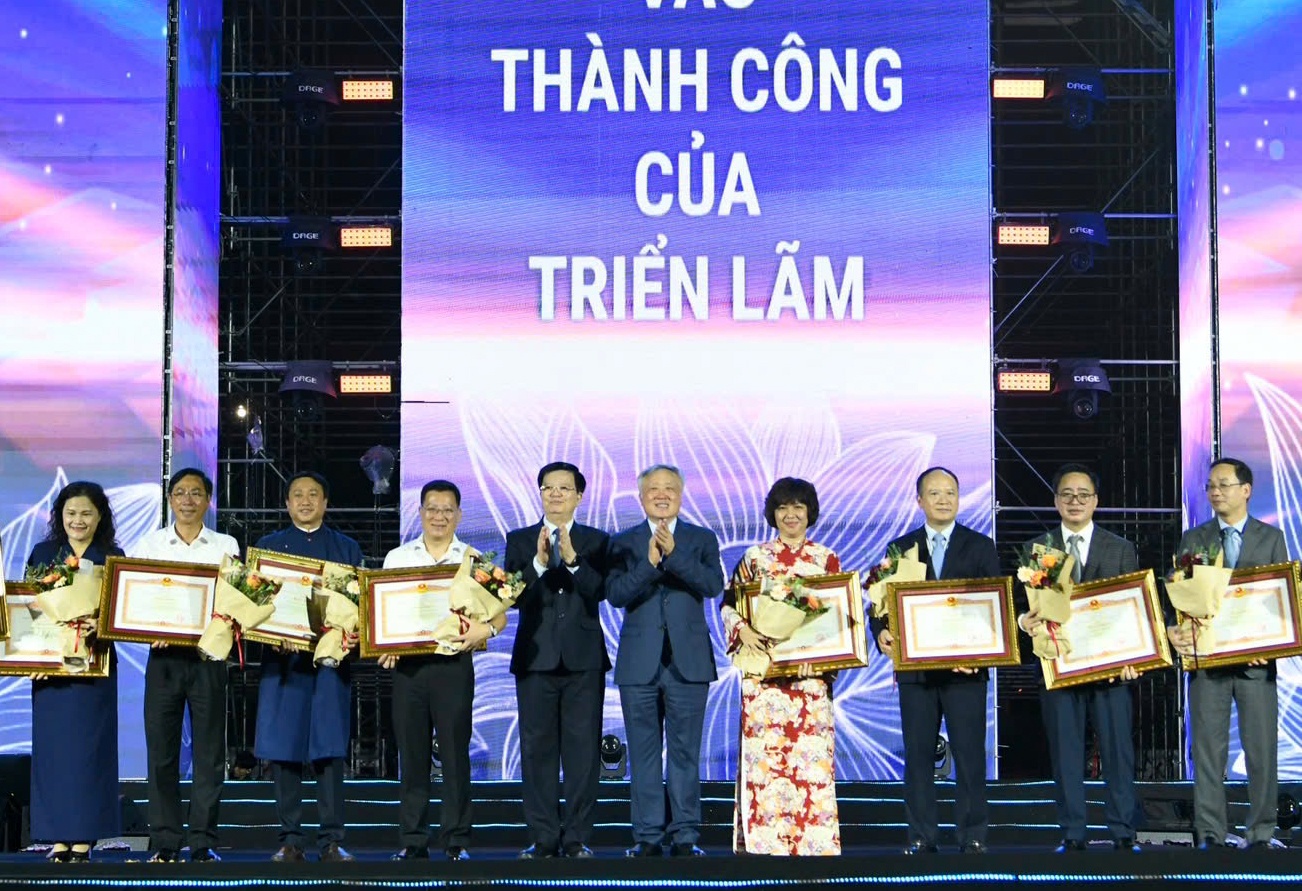 Phó Thủ tướng Thường trực Nguyễn Hoà Bình và Phó Thủ tướng Mai Văn Chính trao Bằng khen của Thủ tướng Chính phủ tặng các tập thể, cá nhân có thành tích xuất sắc trong tổ chức và thực hiện triển lãm - Ảnh VGP Phó Thủ tướng Thường trực Nguyễn Hoà Bình và Phó Thủ tướng Mai Văn Chính trao Bằng khen của Thủ tướng Chính phủ tặng các tập thể, cá nhân có thành tích xuất sắc trong tổ chức và thực hiện triển lãm - Ảnh VGP