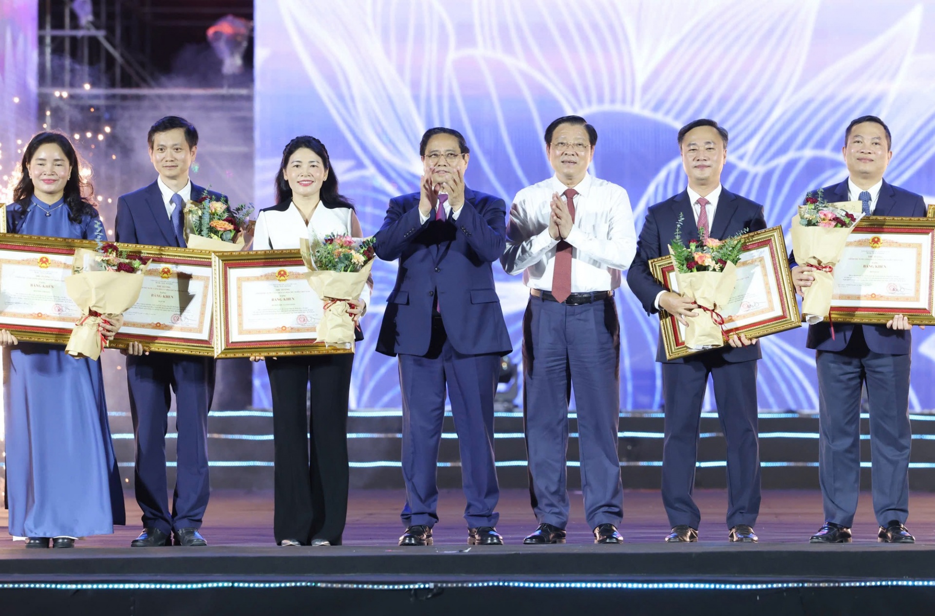 Thủ tướng Phạm Minh Chính và Trưởng Ban Nội chính Trung ương Phan Đình Trạc chúc mừng các cơ quan được trao Bằng khen của Thủ tướng Chính phủ vì có thành tích xuất sắc trong tổ chức và thực hiện Triển lãm - Ảnh: VGP Thủ tướng Phạm Minh Chính và Trưởng Ban Nội chính Trung ương Phan Đình Trạc chúc mừng các cơ quan được trao Bằng khen của Thủ tướng Chính phủ vì có thành tích xuất sắc trong tổ chức và thực hiện Triển lãm - Ảnh: VGP