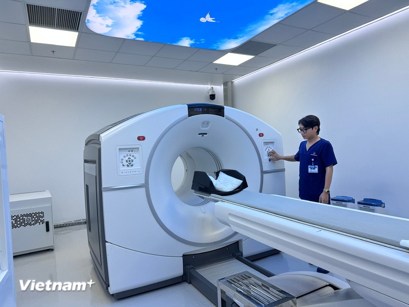 Nhiều bệnh viện đầu tư hệ thống máy móc hiện đại để nâng cao chất lượng công tác khám chữa bệnh. (Ảnh: Vietnam+)