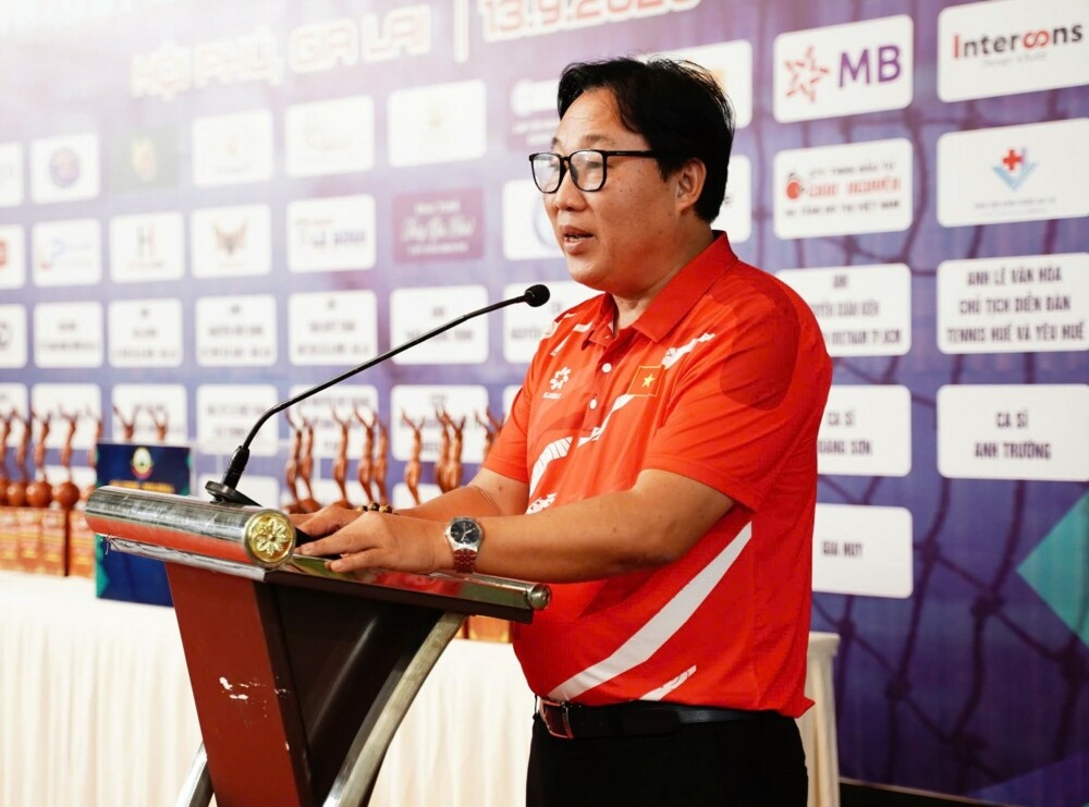 Ông Nguyễn Hồng Sơn – Phó Chủ tịch kiêm Tổng thư ký Liên đoàn Quần vợt Việt Nam – phát biểu tại lễ bế mạc Giải Tennis - Pickleball thiện nguyện Gia Lai lần 3, nhấn mạnh ý nghĩa lan tỏa tinh thần thể thao và hoạt động thiện nguyện. Ông Nguyễn Hồng Sơn – Phó Chủ tịch kiêm Tổng thư ký Liên đoàn Quần vợt Việt Nam – phát biểu tại lễ bế mạc Giải Tennis - Pickleball thiện nguyện Gia Lai lần 3, nhấn mạnh ý nghĩa lan tỏa tinh thần thể thao và hoạt động thiện nguyện.