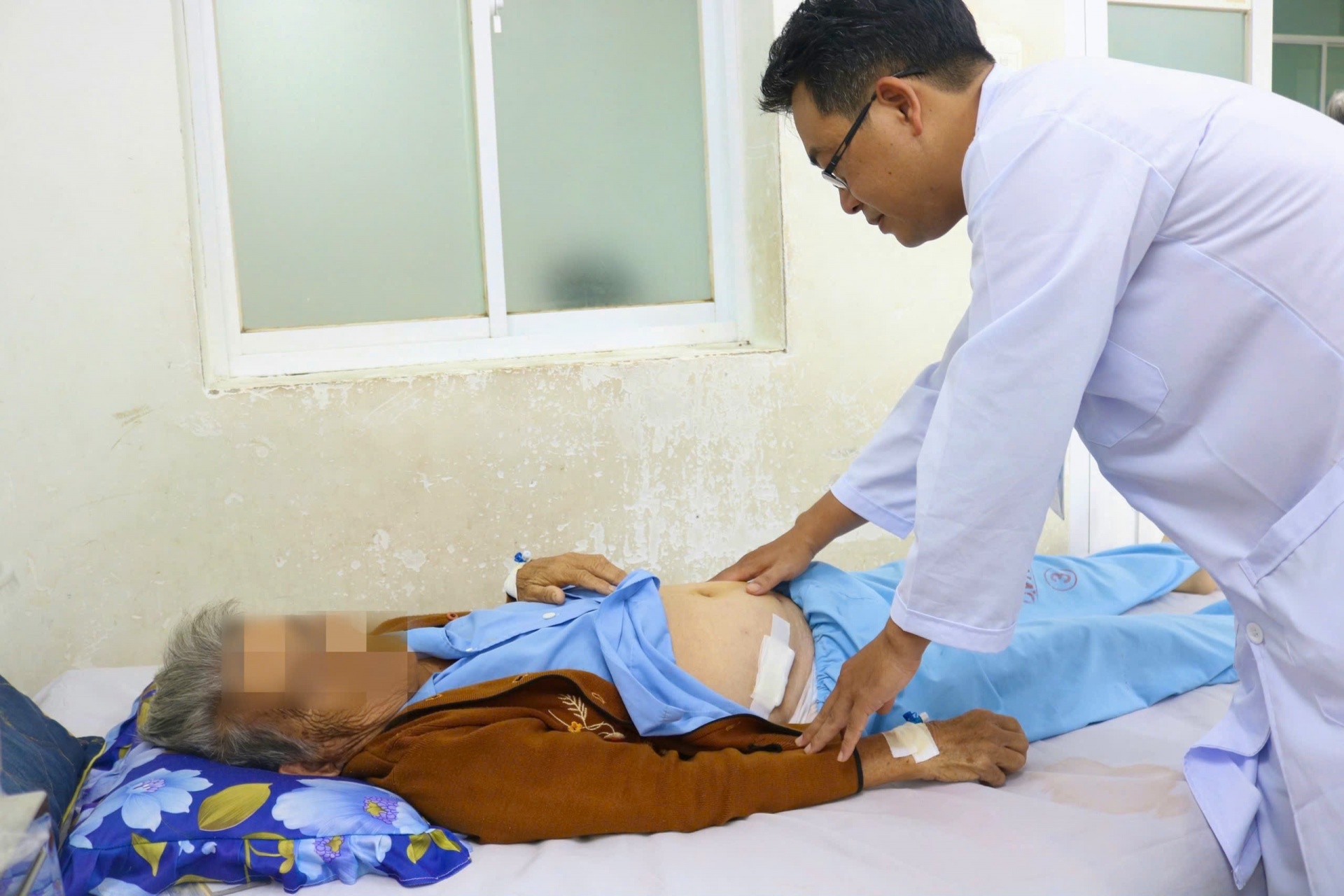 Bị vỡ ruột thừa và rối loạn nhịp tim nặng, cụ bà 79 tuổi được cứu sống