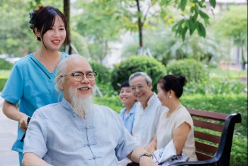 Phương Đông Asahi nâng tầm mô hình bán trú “sáng đón đi, chiều đưa về” dành cho người cao tuổi