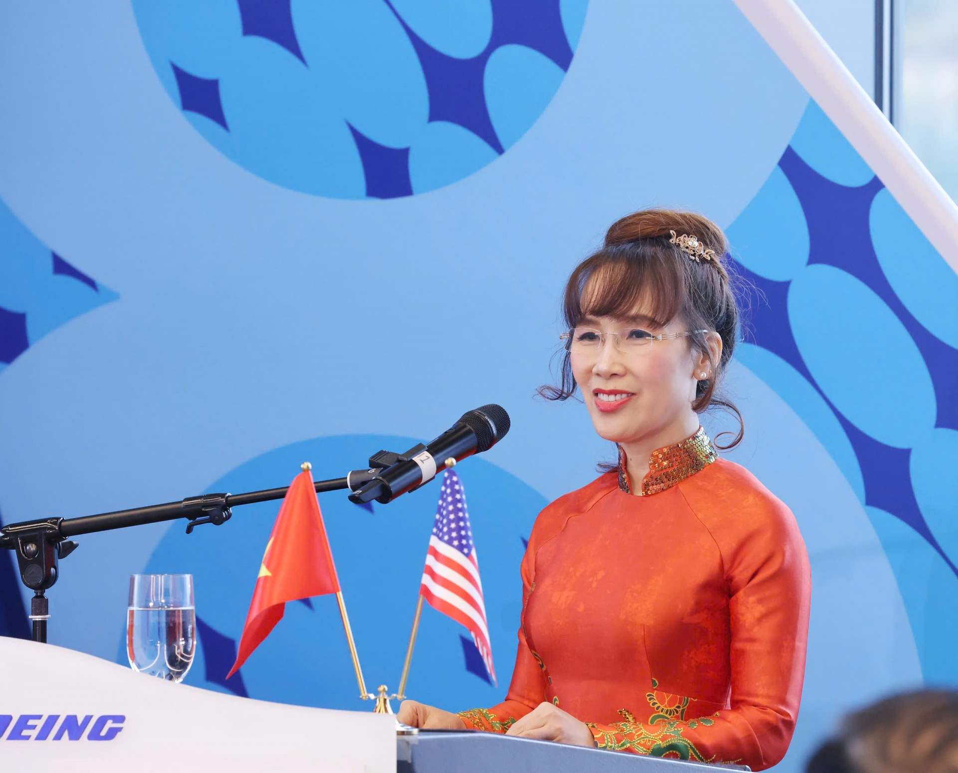 Chủ tịch Vietjet, Tiến sĩ Nguyễn Thị Phương Thảo phát biểu tại lễ bàn giao máy bay giữa Vietjet và Boein Chủ tịch Vietjet, Tiến sĩ Nguyễn Thị Phương Thảo phát biểu tại lễ bàn giao máy bay giữa Vietjet và Boein
