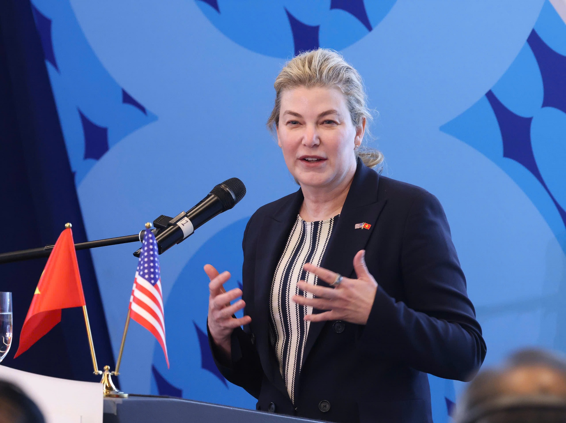 Bà Stephanie Pope, Chủ tịch kiêm Tổng giám đốc Boeing Commercial Airplanes chúc mừng tàu bay Boeing đầu tiên của Vietjet Bà Stephanie Pope, Chủ tịch kiêm Tổng giám đốc Boeing Commercial Airplanes chúc mừng tàu bay Boeing đầu tiên của Vietjet