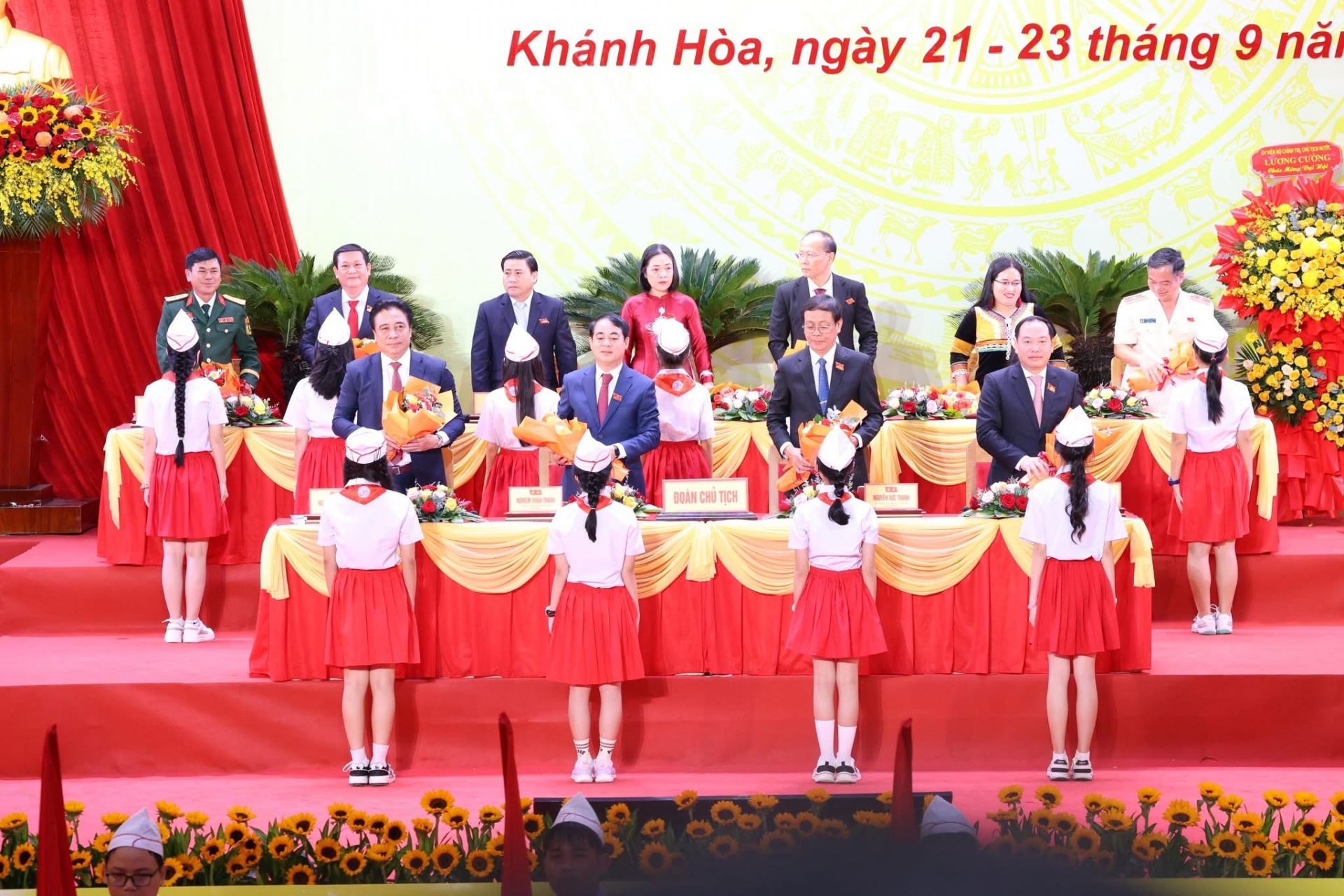 Đoàn thiếu nhi tặng hoa Đoàn Chủ tịch. Đoàn thiếu nhi tặng hoa Đoàn Chủ tịch.