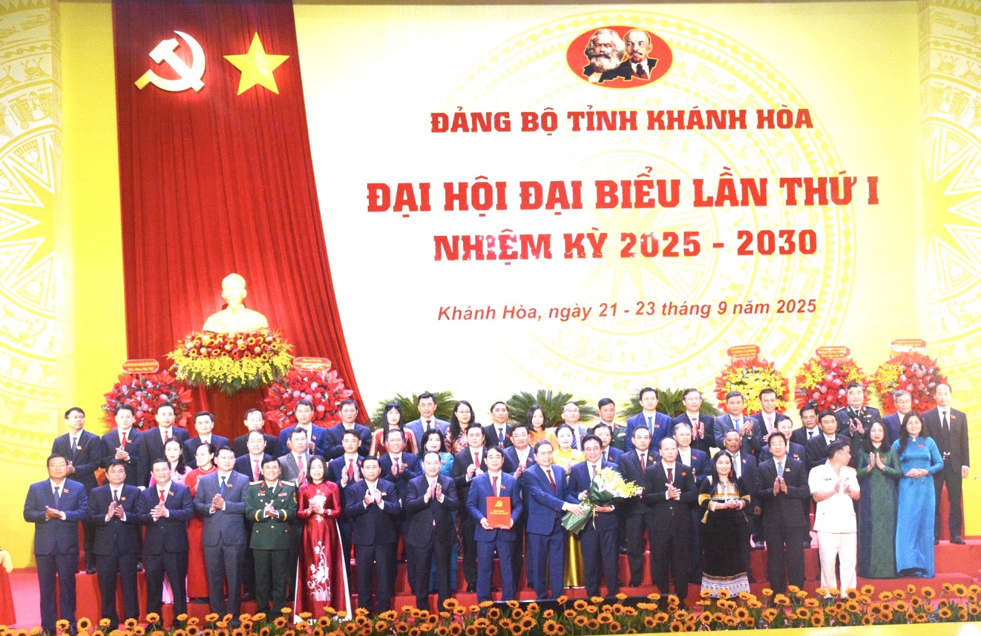 Đồng chí Trần Thanh Mẫn, Ủy viên Bộ Chính trị, Chủ tịch Quốc hội trao Quyết định, tặng hoa chúc mừng Ban Chấp hành Đảng bộ tỉnh nhiệm kỳ 2025 - 2030. Đồng chí Trần Thanh Mẫn, Ủy viên Bộ Chính trị, Chủ tịch Quốc hội trao Quyết định, tặng hoa chúc mừng Ban Chấp hành Đảng bộ tỉnh nhiệm kỳ 2025 - 2030.