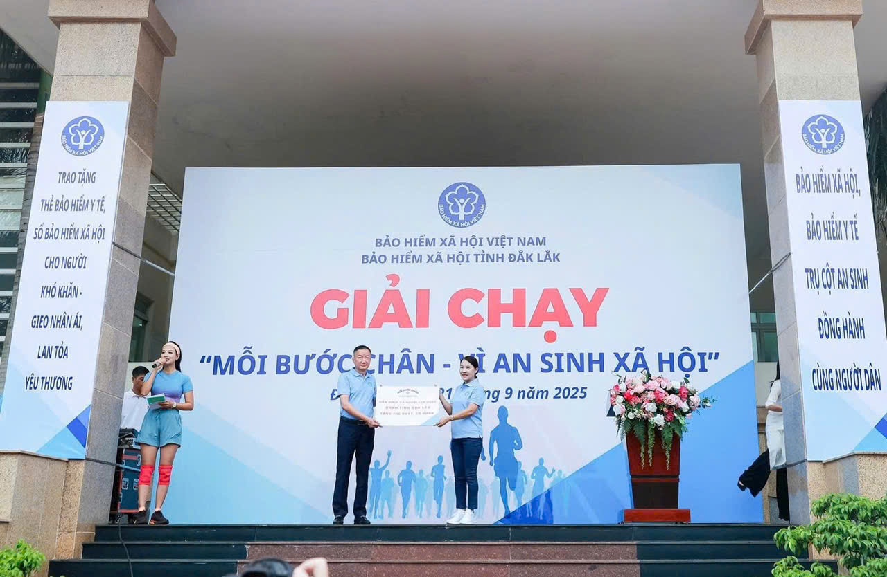 Cán bộ, viên chức và người lao động ngành BHXH tỉnh Đắk Lắk đã ủng hộ 103,5 triệu đồng vào Quỹ tặng thẻ BHYT, sổ BHXH cho người dân có hoàn cảnh khó khăn