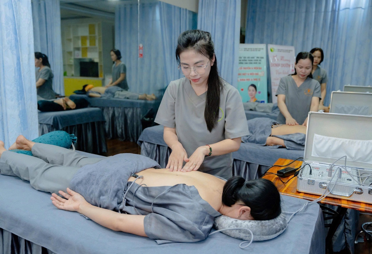 Nhân viên y tế thực hiện trị liệu trong chương trình thí điểm chăm sóc sức khỏe chủ động tại Viện Nghiên cứu Phát triển Y Dược học Phía Nam