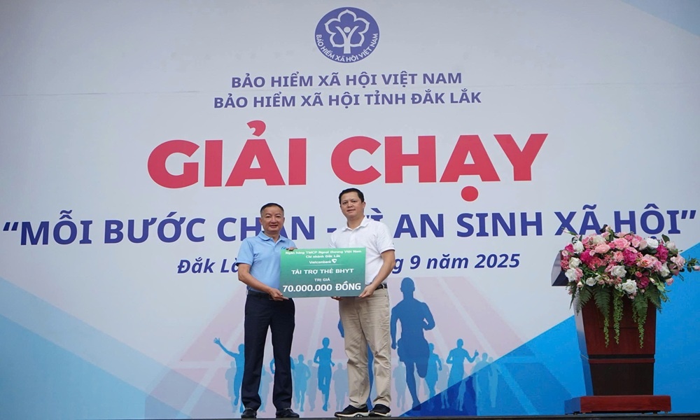 Ngân hàng TMCP Ngoại thương Việt Nam Chi nhánh Đắk Lắk ủng hộ 70 triệu đồng vào Quỹ tặng thẻ BHYT, sổ BHXH cho người có hoàn cảnh khó khăn