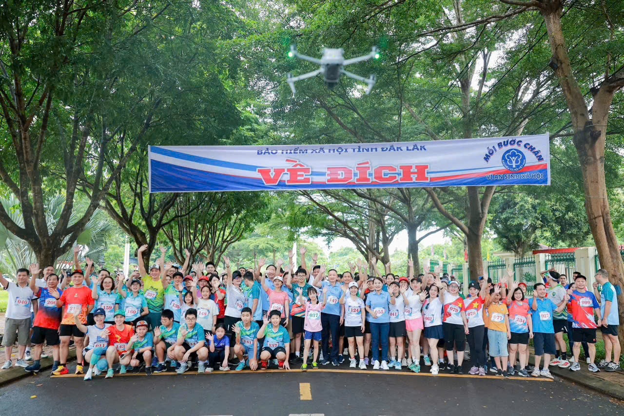 Hơn 300 vận động viên tham gia giải chạy ‘Mỗi bước chân - Vì an sinh xã hội’ do BHXH tỉnh Đắk Lắk tổ chức sáng 21/9